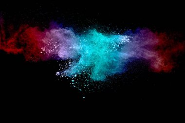 Siyah arka planda soyut çok renkli barut patlaması. Arka planda kırmızı ve mavi toz parçacıkları.