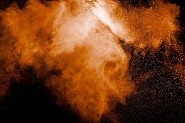 Siyah arkaplanda turuncu renk pudrası patlaması.