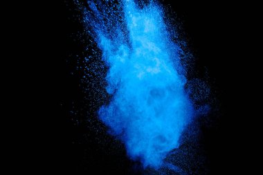Siyah arka planda soyut mavi toz patlaması. Mavi parçacıkların sıçrayan hareketlerini dondur. Boyalı Holi.