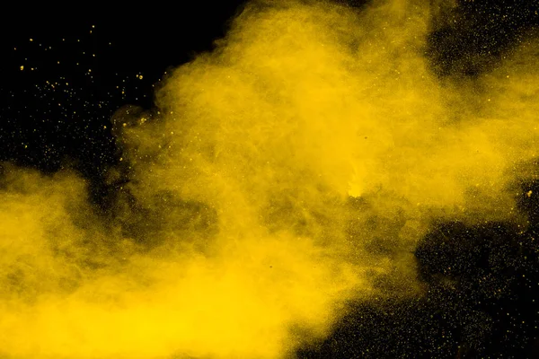 黄色粉末在黑色的背景上爆炸 黄色粉末飞溅 — 图库照片