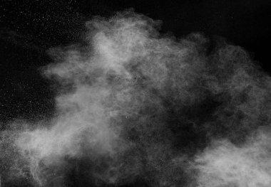Beyaz toz patlaması siyah zeminde izole edildi. Beyaz toz parçacıkları sıçrıyor..