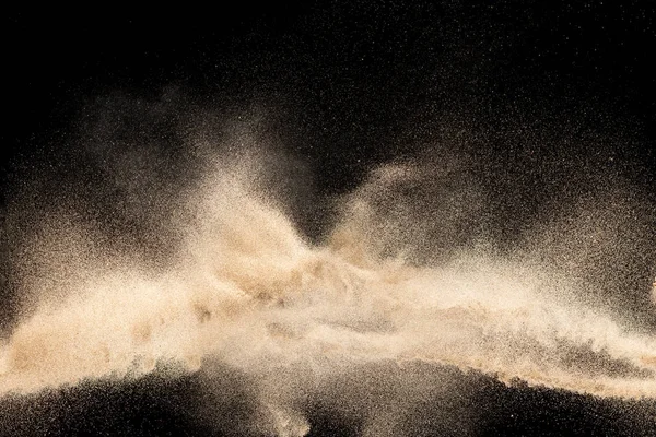 乾燥した川の砂の爆発は黒い背景で隔離された 概要砂雲 — ストック写真