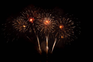 Metin için boş alanı olan renkli havai fişek arka planı. Geceleri gökyüzünü aydınlatan renkli havai fişekler..