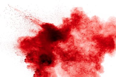 Beyaz arka planda kırmızı toz bulutu. Kırmızı renkli toz parçacıklarının hareketlerini dondur.