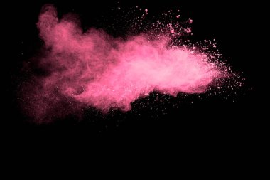 Siyah arka planda pembe toz patlaması. Pembe toz bulutu koyu arkaplanda sıçradı..
