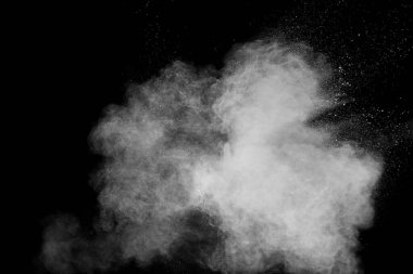 Siyah zemine karşı beyaz toz bulutu. Beyaz toz parçacıkları sıçrıyor..