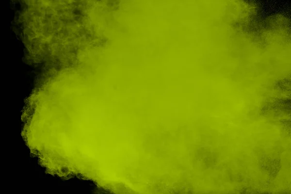 黑色背景上的绿色粉末爆炸云 背景上的绿色尘埃飞溅 — 图库照片