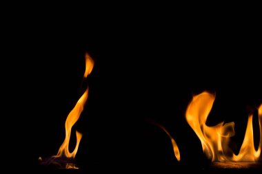 Siyah arka planda yangın alevi. Arkaplanda alev alev yanan alev.