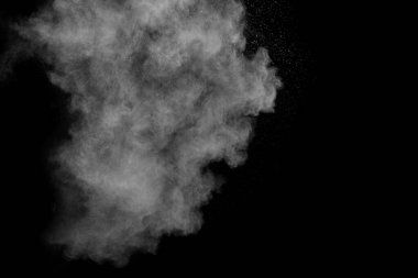 Beyaz toz parçacıkları havaya karışır. Koyu arkaplanda hareket pudrası patlaması.