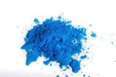 ezilmiş beyaz zemin üzerine izole mavi göz farı.