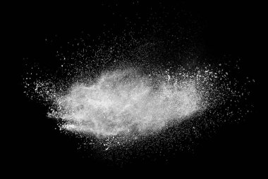 Beyaz tuhaf formları patlama bulut siyah arka plan karşı toz. Beyaz toz parçacıkları sıçrama.