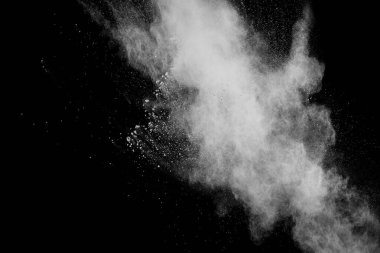 Soyut beyaz toz patlaması. Siyah arkaplanda beyaz toz kalıntısı..