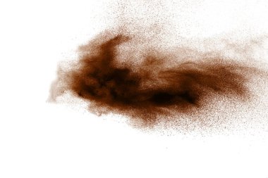 Kahverengi toz patlamasının hareketsiz hareketi. Kahverengi toz hareketini durduruyorum. Beyaz arkaplanda patlayıcı kahverengi toz.
