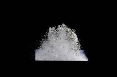 Beyaz tuhaf formları patlama bulut siyah arka plan karşı toz. Beyaz toz parçacıkları sıçrama.