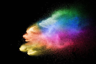 Siyah arka planda soyut çok renkli barut patlaması. Arkaplanda renk tozu parçacığı.