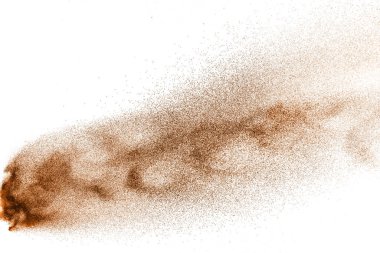 Kuru nehir kum patlaması. Kahverengi kum beyaz arkaplana sıçrar.