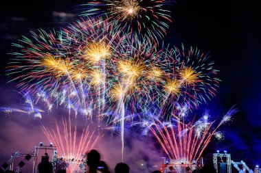Kalabalık havai fişekleri izliyor ve şehrin kurulmasını kutluyor. Gece karanlığında kutlama için şehirde güzel renkli havai fişekler sergileniyor..