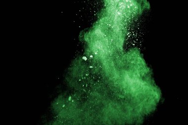Siyah arkaplanda yeşil renkli toz bulutu. Koyu arkaplanda yeşil toz sıçraması..