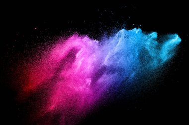 Siyah arkaplanda çok renkli toz patlaması.