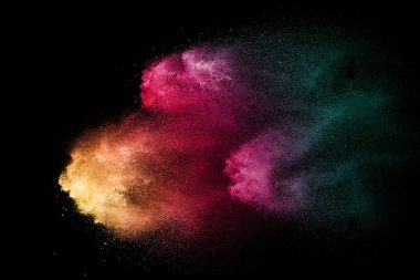 Siyah arkaplanda çok renkli barut patlaması.