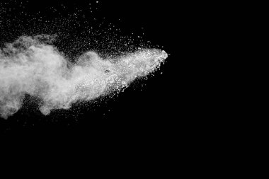 Beyaz toz patlaması. Siyah zemin üzerinde beyaz toz parçacıklarının hareketsiz durması..