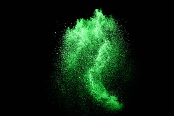 Облако порошка зеленого цвета на черном фоне.
