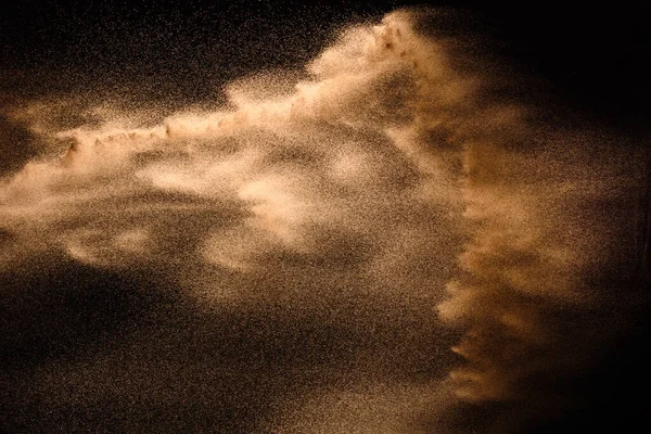 黒い背景に孤立した黄金の砂の爆発 概要砂雲 — ストック写真