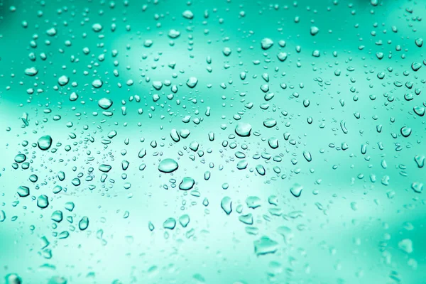 Σταγόνες Βροχής Χύνονται Στο Τζάμι Του Παραθύρου Του Αυτοκινήτου Προβολή — Φωτογραφία Αρχείου
