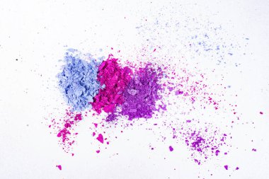 Mavi mor ve pembe ezilmiş göz farları beyaz arkaplanda izole edilmiş..
