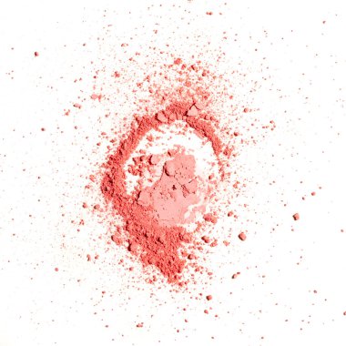 Pembe kırmızı ezilmiş toz beyaz arkaplanda izole edildi.