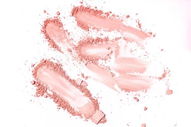 Beyaz arka planda izole edilmiş bej ezilmiş toz. Dökümlü makyaj ve kozmetik ürünleri.