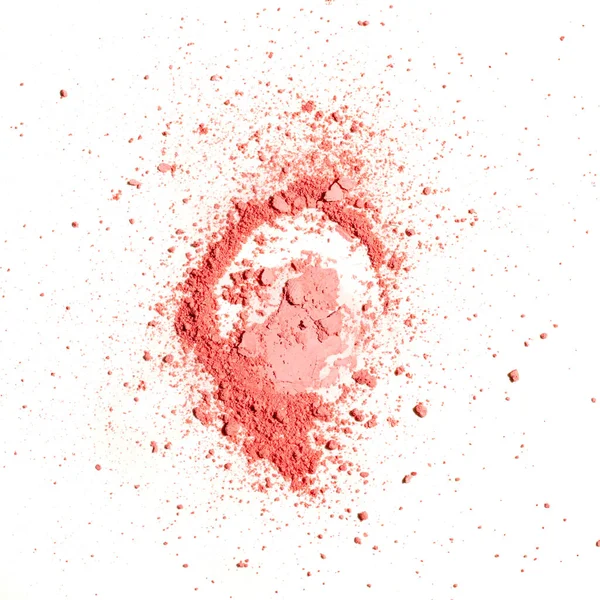 Pembe kırmızı ezilmiş toz beyaz arkaplanda izole edildi.