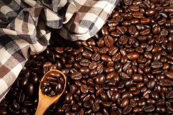 Kaffebönor Brun Linnetyg Bakgrundrostade Kaffebönor Träsked Som Används Som Bakgrund — Stockfoto