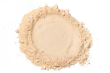 Beyazlatıcı Mineral Gevşetici Toz. Beyaz arka planda açık kahverengi yüz pudrası..