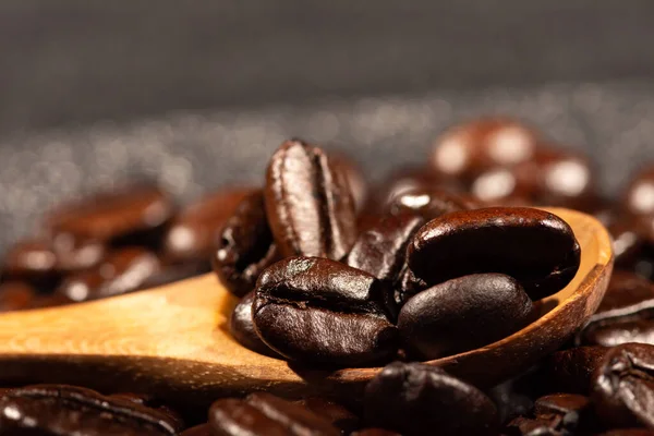 Close Van Bruine Gebrande Koffiebonen Een Houten Lepel Achtergrond — Stockfoto