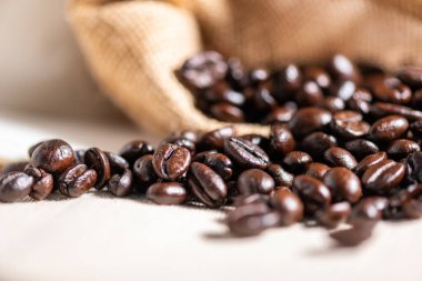 Kahverengi çuvalda yakın plan kahve çekirdekleri..