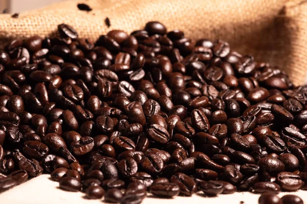 Närbild Färska Rostade Kaffebönor Brun Säck — Stockfoto