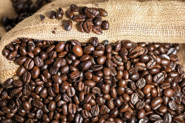Närbild Färska Rostade Kaffebönor Brun Säck — Stockfoto
