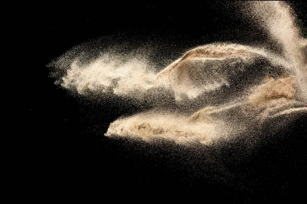 黒の背景に孤立した茶色の砂の爆発 砂塵のスプラッシュの凍結運動砂質のテクスチャコンセプト — ストック写真