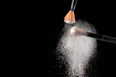 Beyaz toz etkisi yaratan iki fırça beyaz bulut oluşturur..