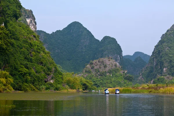 Touristenboot in der terrestrischen Halong-Bucht, trang an, ninh binh, vi — Stockfoto