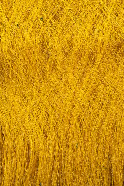 Rohe, unbearbeitete Seidengarne aus gelben Kokons der Seidenraupe — Stockfoto