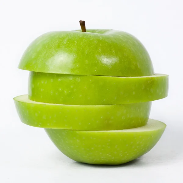 Pomme verte tranchée isolée sur fond blanc — Photo