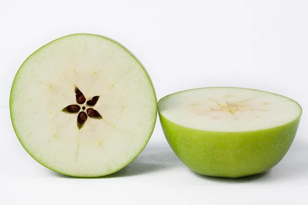 Pommes vertes et moitié de pomme Isolé sur fond blanc — Photo