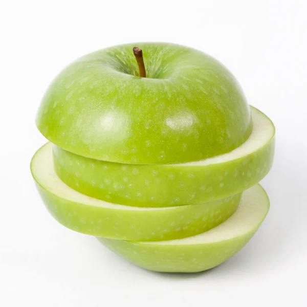 Pomme verte tranchée isolée sur fond blanc — Photo