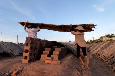 Kil tuğla Vietnam tedavisi için kullanılan büyük fırınlar, ocaklar,