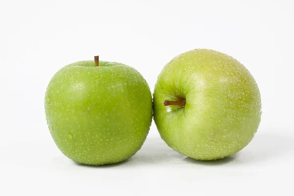 Pomme verte tranchée isolée sur fond blanc — Photo