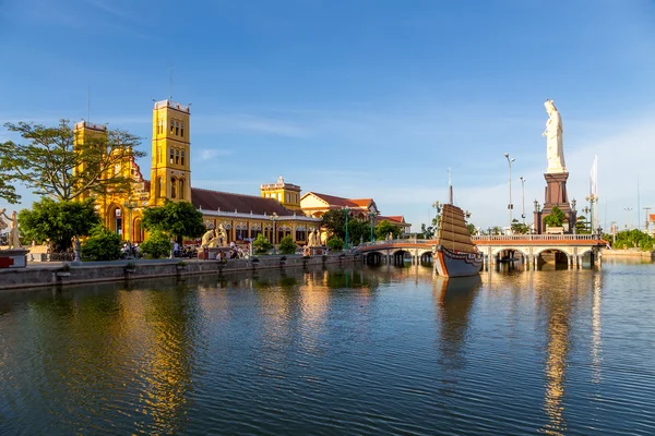 Hermosa iglesia antigua en Vietnam — Foto de Stock