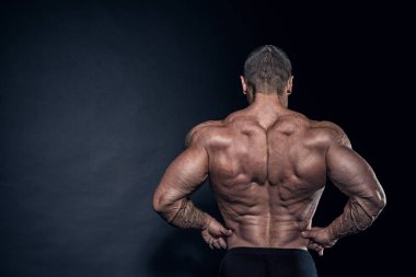 Güçlü adam poz veriyor.