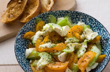 Peynirli sebze salatası